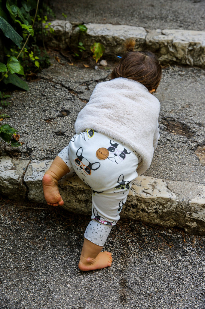 Le pantalon évolutif Doggy pour bébé est à la fois souple, confortable, extensible, et facile à enfiler. Il est conçu pour grandir en même temps que votre enfant jusqu’à ses 5 ans. Il s’adapte au fil du temps à sa morphologie et son évolution. Pour ajuster la taille du pantalon, rien de plus simple : il vous suffit de plier et déplier les bandes élastiques de la ceinture et des chevilles à la longueur souhaitée.