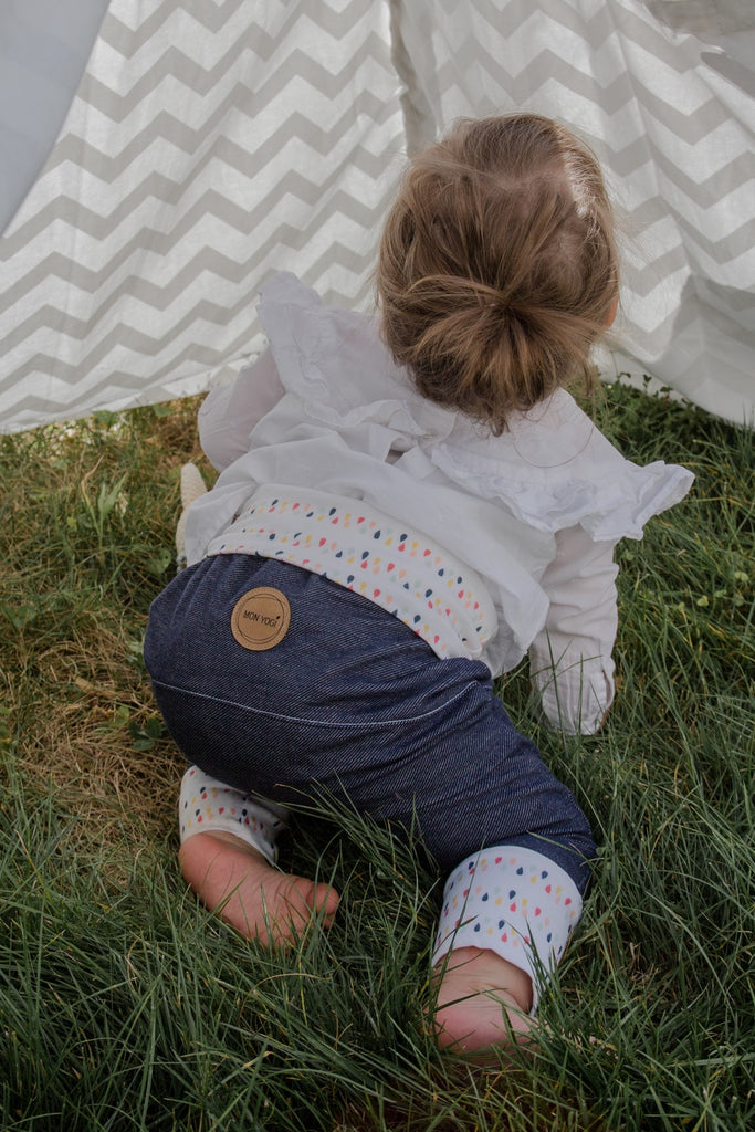 Le jean brut évolutif Little Dot pour bébé est un pantalon très confortable qui grandit en même temps que votre enfant jusqu’à ses 5 ans. Il s’adapte au fil du temps à sa morphologie et à son évolution. Pour ajuster la taille du jean, rien de plus simple : il vous suffit de plier et déplier les bandes élastiques de la ceinture et des chevilles à la longueur souhaitée.