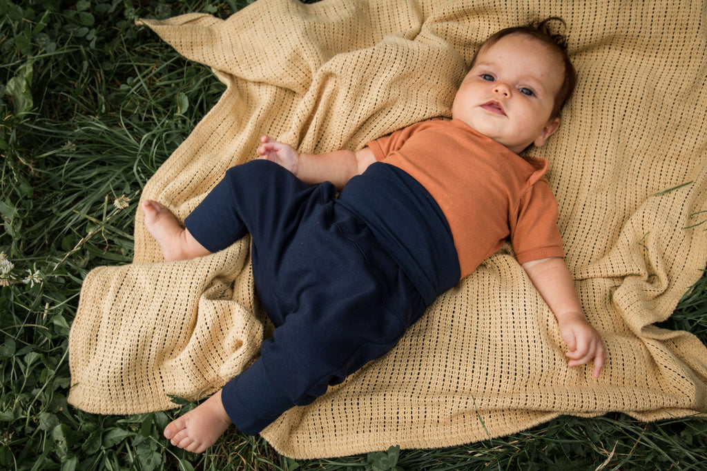 Le pantalon évolutif Navy pour bébé est à la fois souple, confortable, extensible, et facile à enfiler. Il est conçu pour grandir en même temps que votre enfant jusqu’à ses 5 ans. Il s’adapte au fil du temps à sa morphologie et son évolution. Pour ajuster la taille du pantalon, rien de plus simple : il vous suffit de plier et déplier les bandes élastiques de la ceinture et des chevilles à la longueur souhaitée.